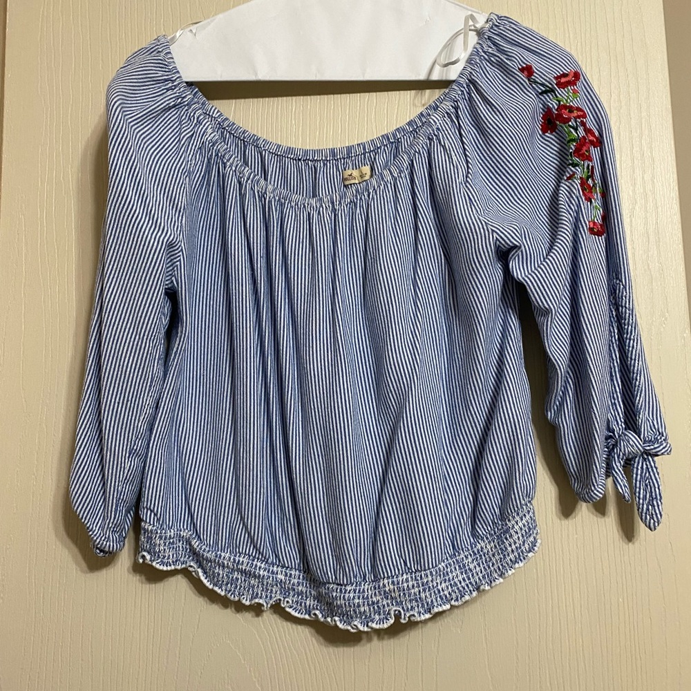 Hollister off the shoulders crop top